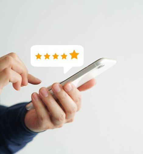 valoración-persona-manos-telefono